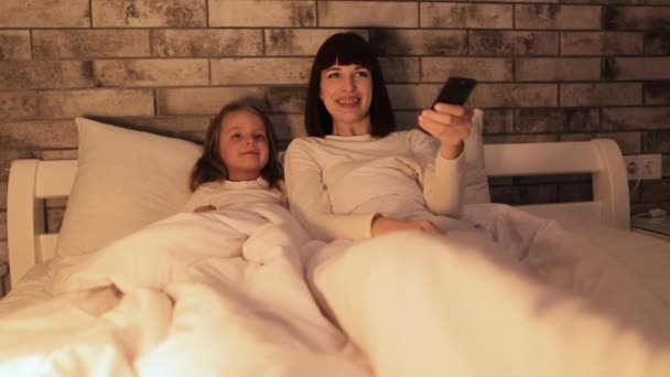 Madre e figlia guardando film a letto, divertirsi a casa — Video Stock