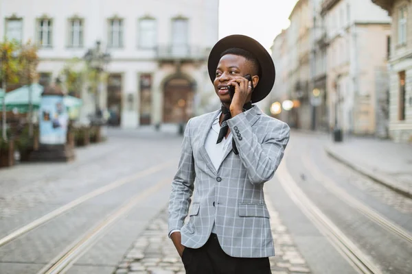 Stijlvolle Afrikaanse man aan het praten op mobiel in de stad straat — Stockfoto