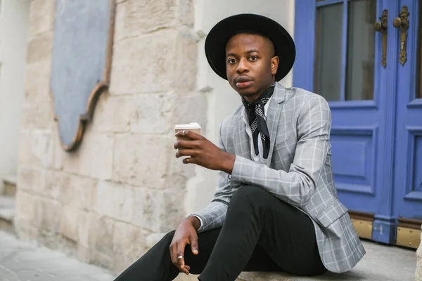 Pria Afrika dalam setelan stylish minum kopi di luar ruangan — Stok Foto