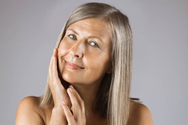 Stüdyoda doğal kırışıklıkları olan hoş beyaz bir bayan.