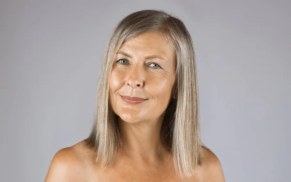 Portrait of mature woman with natural wrinkles on skin — Stock Photo, Image