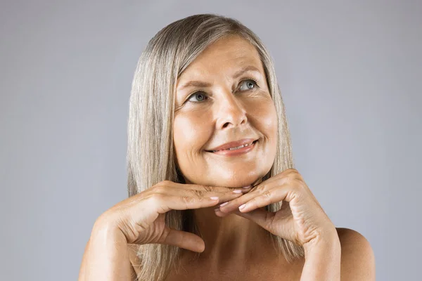 Aged woman with natural beauty over grey background — Stock Photo, Image