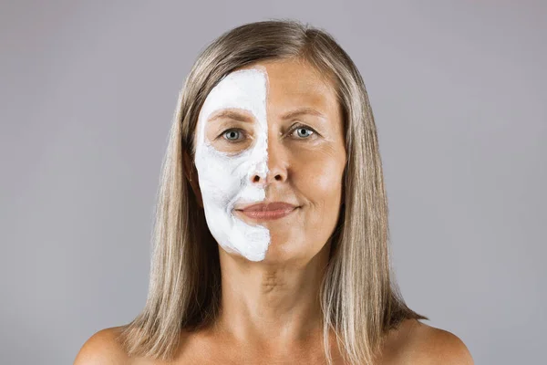 Starší žena s kosmetickou maskou na polovině obličeje — Stock fotografie
