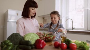 Mutlu Kafkas ailesi boş zamanlarını cam bir kasede taze organik sebzeleri karıştırarak geçirir.