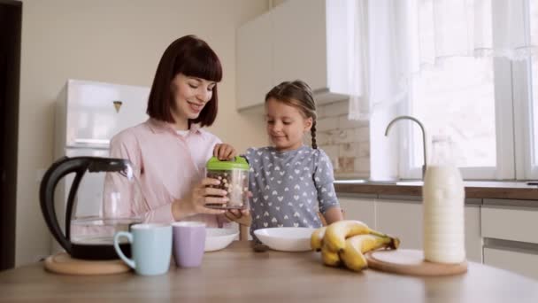 Young Beautiful Mother Pours cornflakes into Bowl. — Stock Video