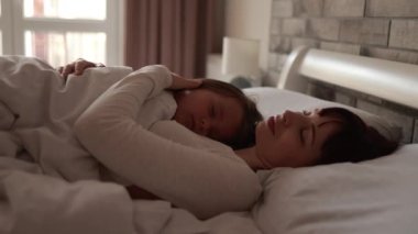 İyi bir kız ve annesi güneşli bir sabahın keyfini çıkarırlar..