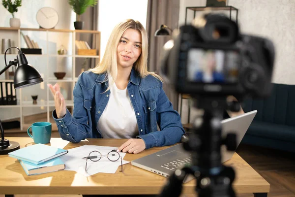 Mulher caucasiana loira feliz em jeans camisa gravando tutorial online — Fotografia de Stock