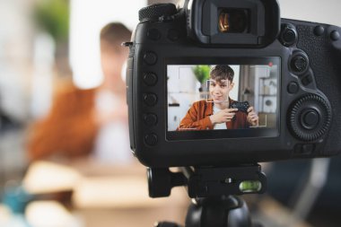 Paket kutusunu açarken gülümseyen adam video kaydediyor