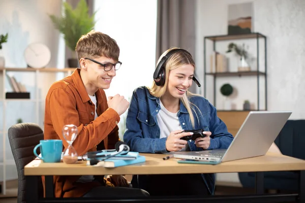 Bilgisayar ve joystick kullanarak video oyunu oynayan mutlu gençler — Stok fotoğraf
