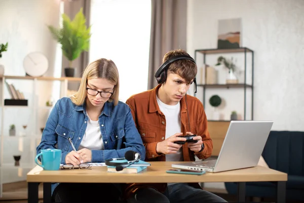 Adolescentes jogando jogos de vídeo em casa — Fotografia de Stock