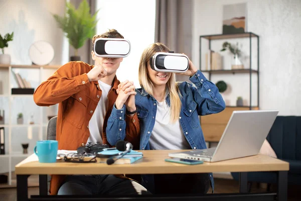 Couple caucasien en lunettes VR assis à la table avec ordinateur portable — Photo