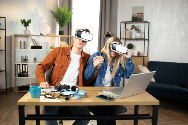 Spännande familj med VR-glasögon för lek hemma — Stockfoto