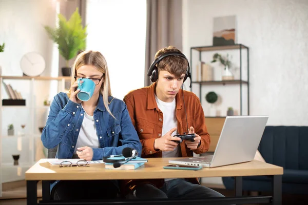 Adolescentes jugando videojuegos en casa — Foto de Stock