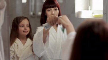 Annem aynaya bir tüp diş macunu çizer..