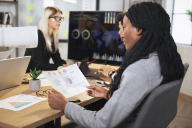 Çeşitli iş adamlarından oluşan bir ekip ofiste toplanıyor..