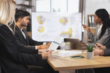 Çeşitli iş adamlarının yakın plan çekimleri. Ofisteki toplantı odasında.