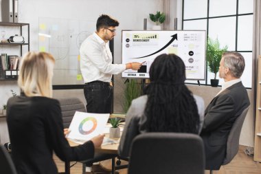 Başarılı bir özgüven deneyimi olan çeşitli şirket çalışanları, dinleyen Hintli erkek uzman,