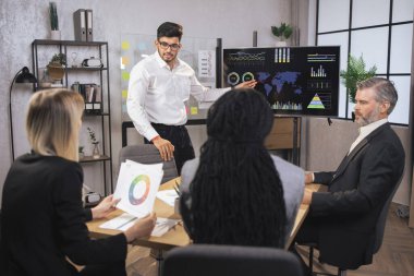 Beyin fırtınası, müzakere, işbirliği konsepti.