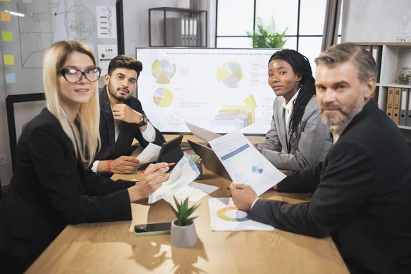 Afrikalı Amerikalı iş kadını, Hintli meslektaşına bazı bilgi tabloları gösteriyor.