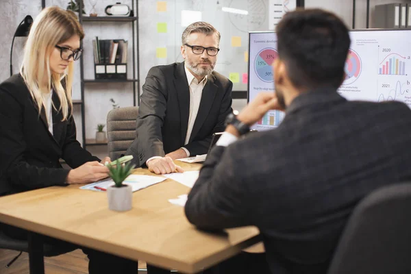 Olika multietniskt team av verkställande direktörer med mogen manlig chef — Stockfoto