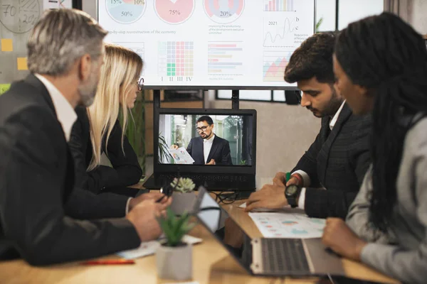 Skupina podnikatelů, kteří mají videokonferenci v zasedací místnosti v moderní kanceláři — Stock fotografie