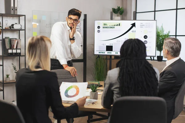 Hintli işadamı, kendine güvenen çok ırklı ekibinden şirket vizyonunun tavsiyelerini dinliyor