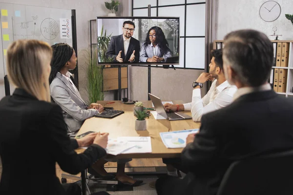 Equipo de diversos cuatro empresarios multiétnicos que tienen video reunión en la sala de juntas — Foto de Stock