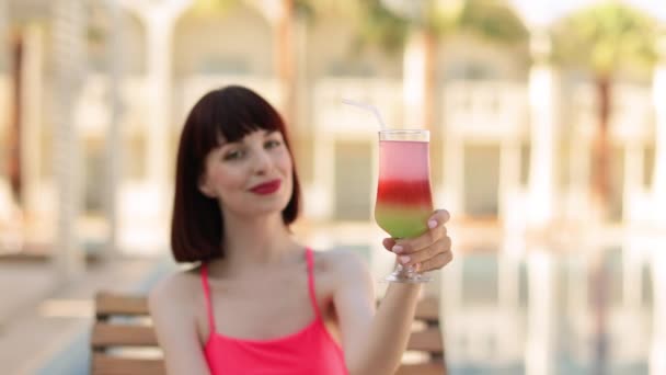 Conceito de moda de férias de verão - mulher bronzeada vestindo biquíni rosa maiô com copo de coquetel — Vídeo de Stock