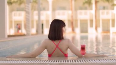 Bilardoda içen genç ve güzel bir bayan yaz tatilinin tadını çıkarıyor.