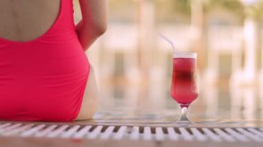 Kafkasyalı genç bir kızın eli alkollü bir içki alır..