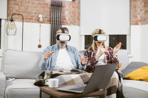 Érett család használ VR headsetek szórakozni otthon — Stock Fotó
