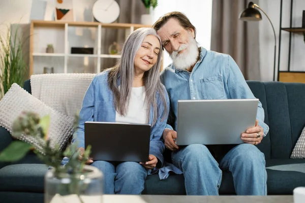 Ευτυχισμένο ηλικιωμένο ηλικιωμένο ηλικιωμένο οικογενειακό ζευγάρι που χρησιμοποιεί εφαρμογές υπολογιστών — Φωτογραφία Αρχείου