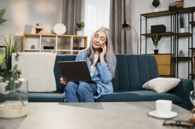 İş için modern aletler kullanan günlük kıyafetli beyaz bir emekli..