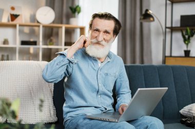 Olumlu yaşlı adam işten eve giderken dinleniyor..