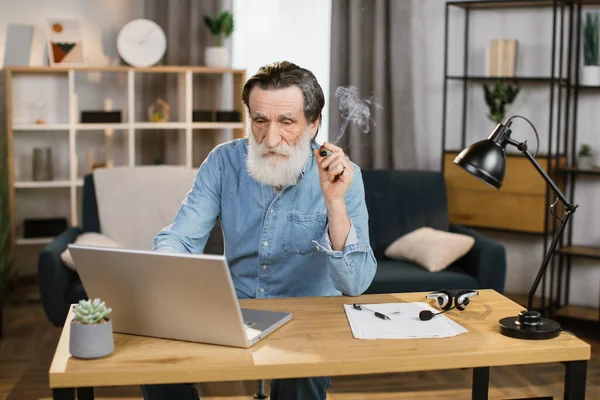 Elegantemente buscando envejecida barba gris hombre maduro jefe de la gran empresa relajarse en la oficina —  Fotos de Stock