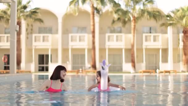 Šťastná matka a dcera v bazénu v centru volného času. — Stock video