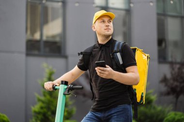 Teslimatçı işçi çevrimiçi sipariş müşterisini teslim ediyor..