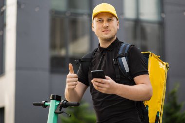 Teslimatçı işçi çevrimiçi sipariş müşterisini teslim ediyor..