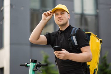 Teslimatçı işçi çevrimiçi sipariş müşterisini teslim ediyor..