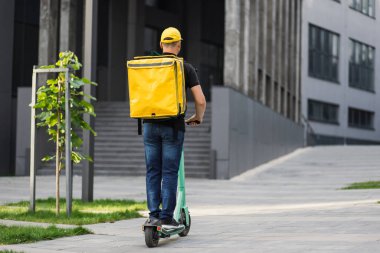 Trafik sıkışıklığını önlemek için kuryenin mobiletle yiyecek teslimatı görüntüsü.