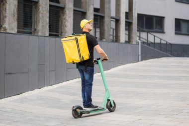 Motosikletli paket servis elemanı. Yanında da izotermal yiyecek kutusu var..