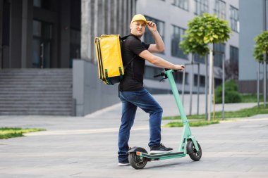 Teslimatçı taze yiyecek getiriyor, elektrikli scooterla hızlı gidiyor..