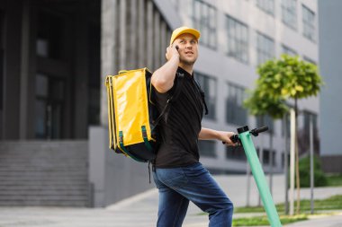 Sarı sırt çantalı Kafkas yemek dağıtım elemanı siparişleri getirdi..