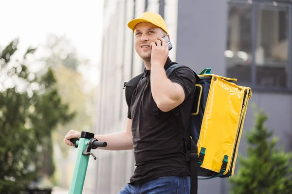 Sarı sırt çantalı yemek teslimatçısı..