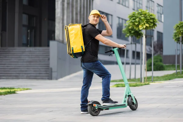 Teslimatçı taze yiyecek getiriyor, elektrikli scooterla hızlı gidiyor..