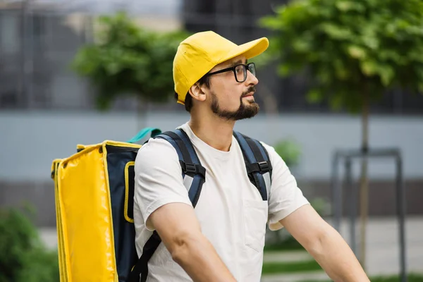 Afhaalmaaltijden, portret van bezorger op scooter met gele isotherme rugzak. — Stockfoto