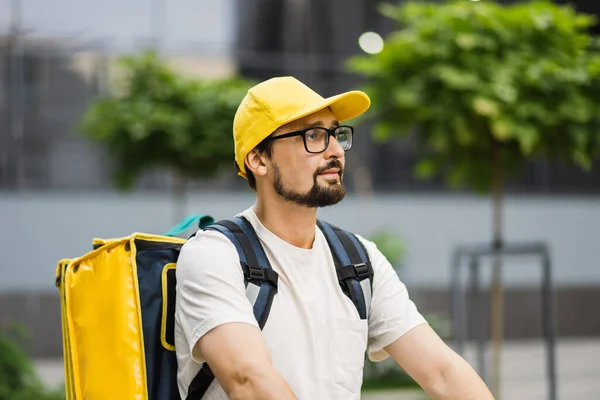 Afhaalmaaltijden, portret van bezorger op scooter met gele isotherme rugzak. — Stockfoto