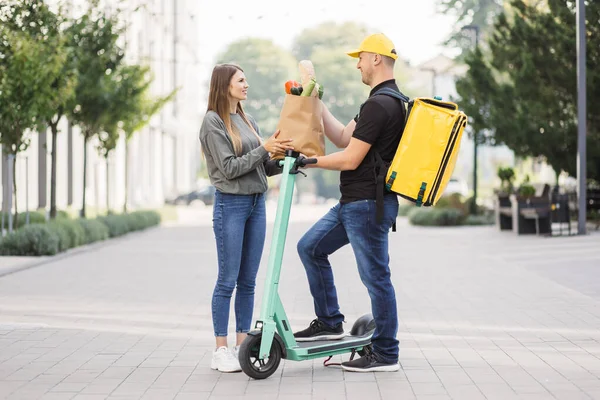 Kız organik taze sebze siparişi verdi.