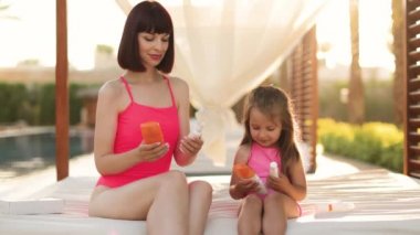 Nemlendirici veya güneş kremi kavramı veya güneş kremi, tatil, cilt bakımı ve güzellik.