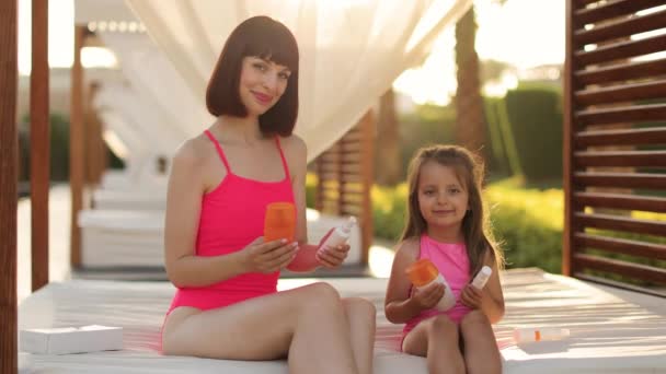 Concepto de crema hidratante o bloqueador solar o protector solar, vacaciones, cuidado de la piel y belleza. — Vídeo de stock